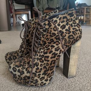 Leopard heeled booties 😍🐆